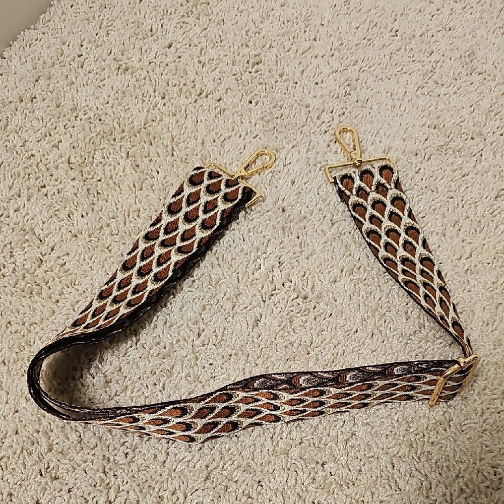 Stylish Black and Gold Crossbody Strap